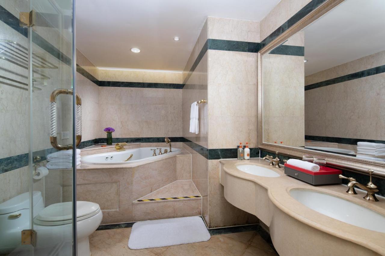 上海南新雅皇冠假日酒店 外观 照片 A bathroom in a hotel