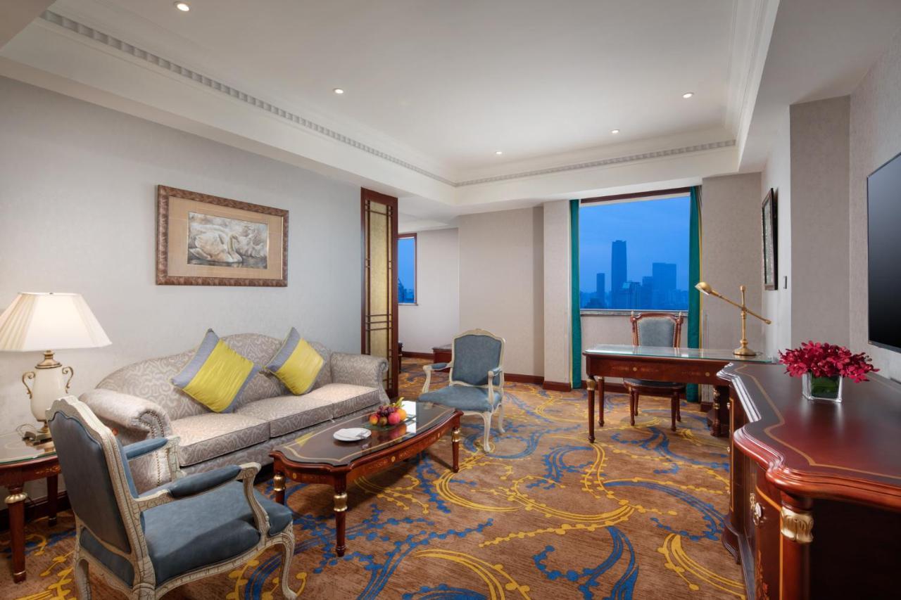 上海南新雅皇冠假日酒店 外观 照片 A suite at the hotel