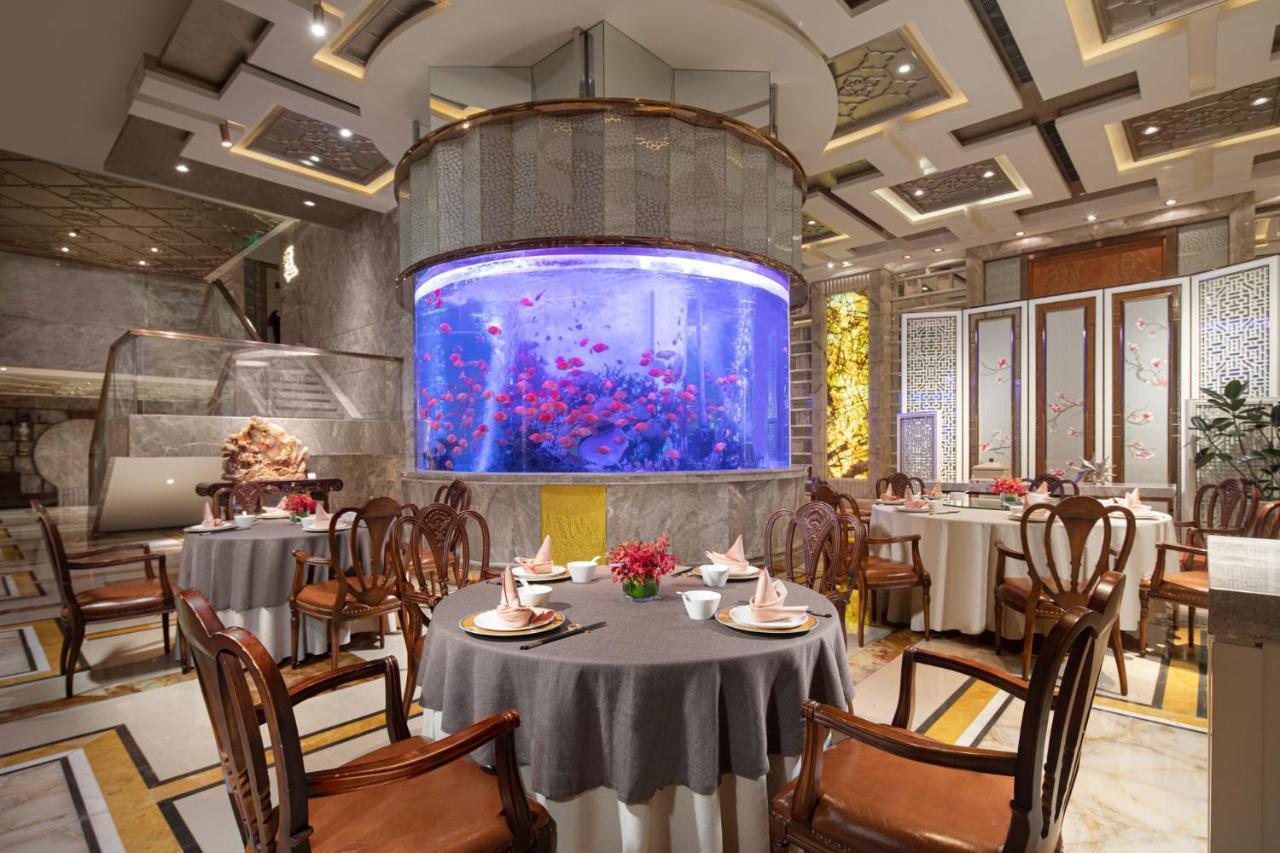 上海南新雅皇冠假日酒店 外观 照片 Interior of the restaurant