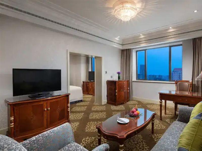 上海南新雅皇冠假日酒店 外观 照片 A suite at the hotel