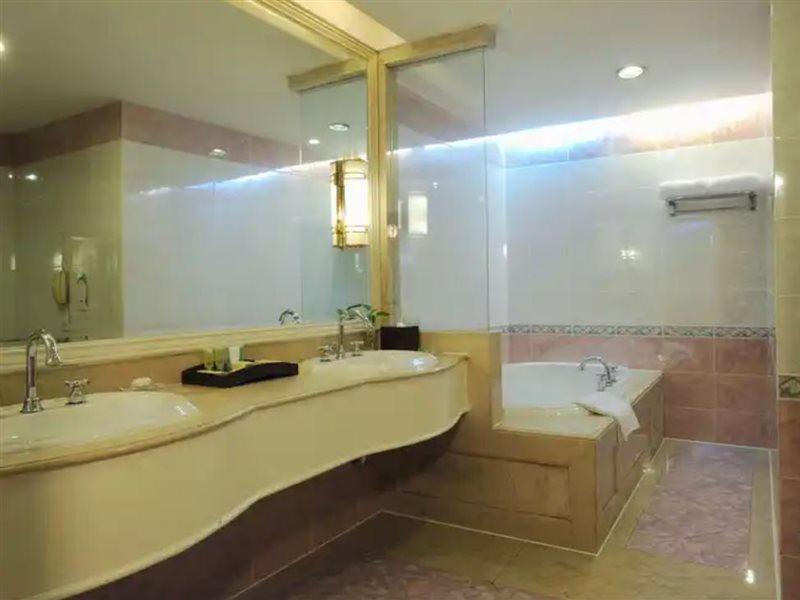 上海南新雅皇冠假日酒店 外观 照片 Bathroom