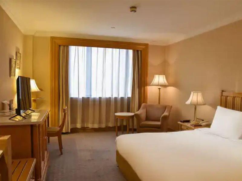 上海南新雅皇冠假日酒店 外观 照片 A room at the hotel