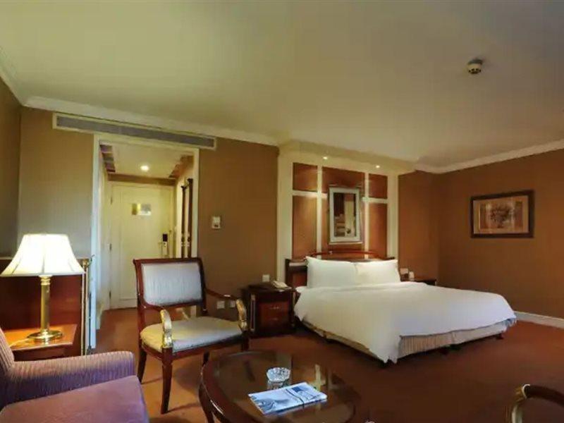 上海南新雅皇冠假日酒店 外观 照片 A room at the hotel