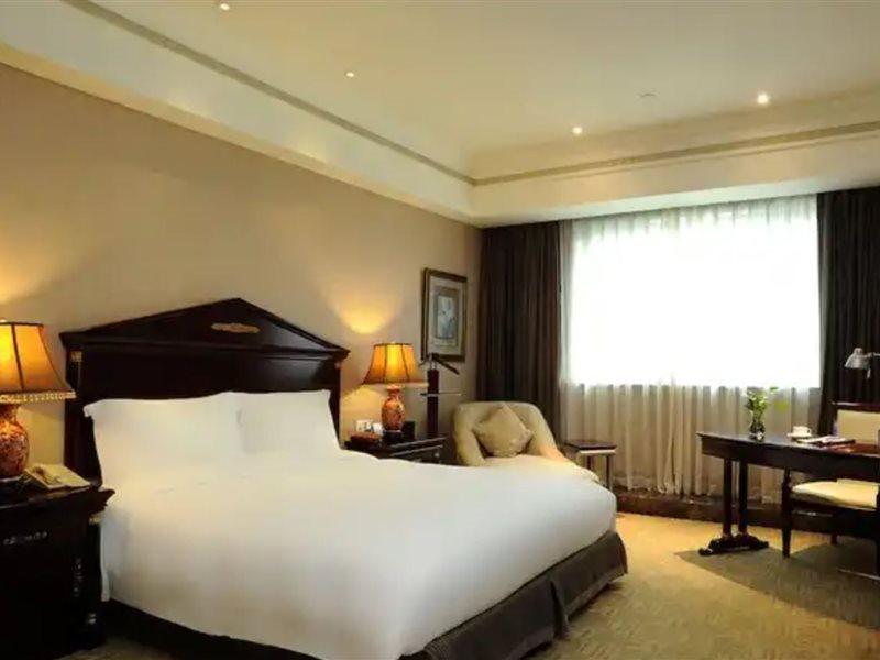 上海南新雅皇冠假日酒店 外观 照片 A room at the hotel